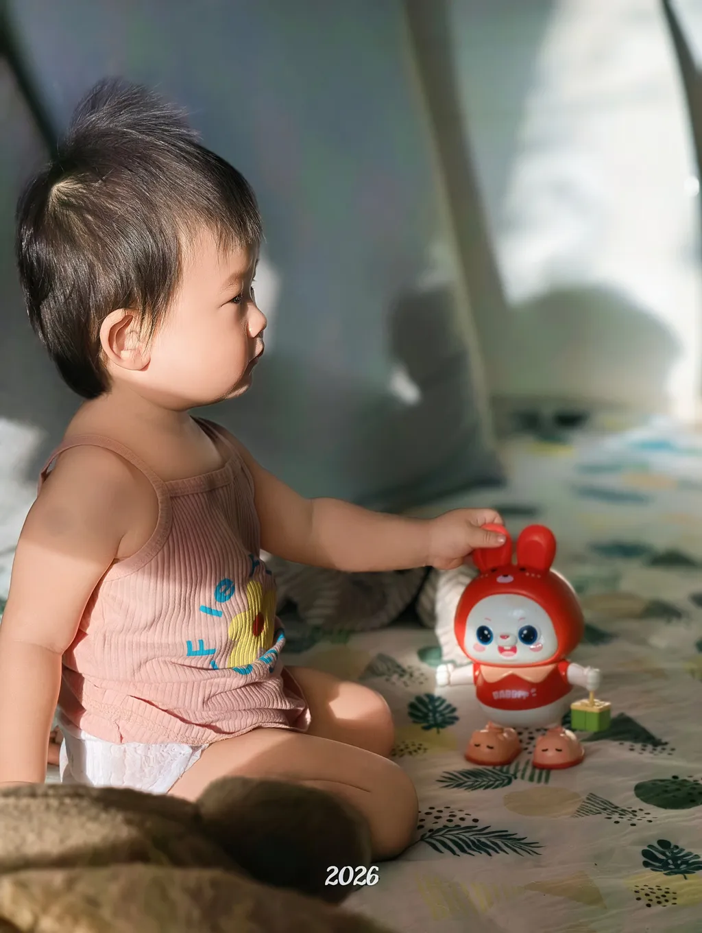 刚起床的小宝宝